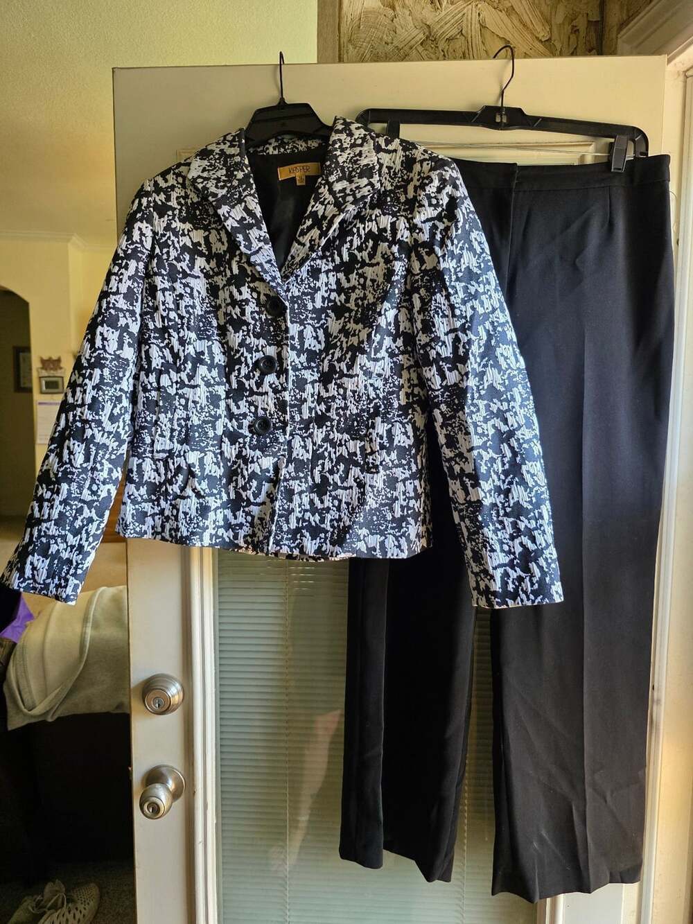 Kasper Two Piece Pant Suit Size 12 Black White Jacquard Blazer Set